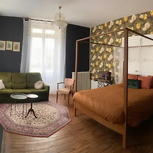 https://chez-sir-guillaume-de-castel.hotels-rhonealpes.com